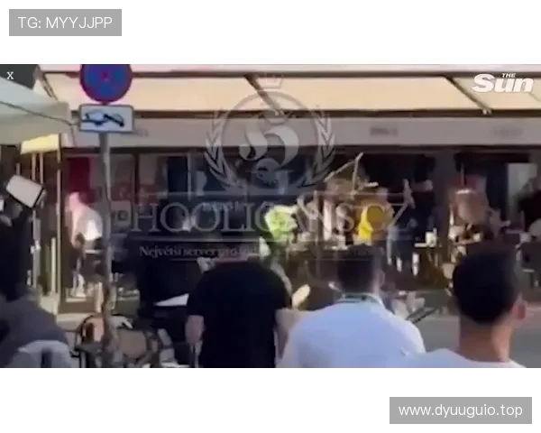 欧协联决赛前切尔西与贝蒂斯球迷爆发激烈冲突互掷椅子玻璃瓶场面混乱 欧协联决赛前切尔西与贝蒂斯球迷爆发激烈冲突互掷椅子玻璃瓶场面混乱